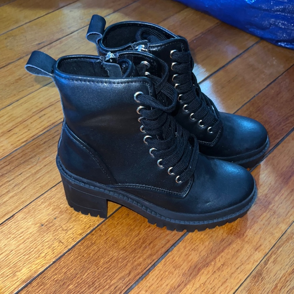 Steve Madden Bloomed Combat boot size 6.5